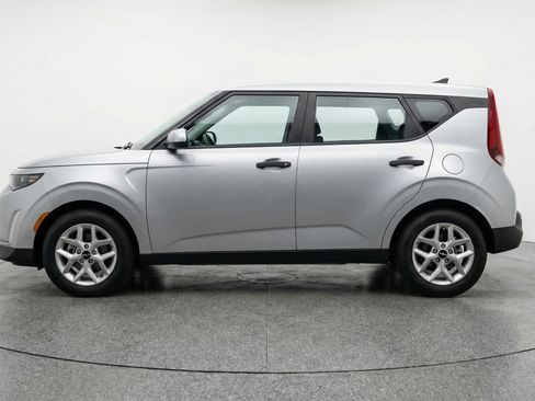 Used 2025 Kia Soul LX w/ LX Technology Package FWD image 5