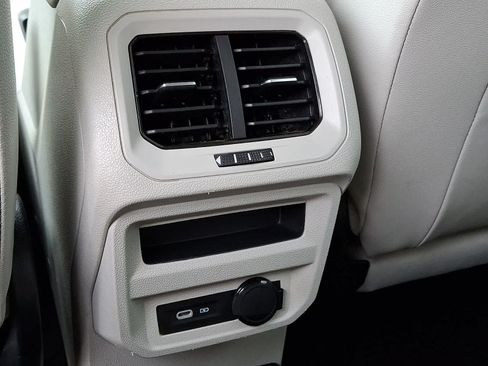 Used 2022 Volkswagen Tiguan SE AWD/4WD image 12