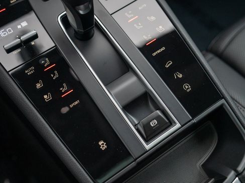 Certified 2026 Porsche Macan AWD/4WD image 20