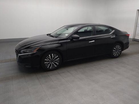 Used 2025 Nissan Altima 2.5 SV FWD image 2