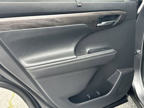 Used 2023 Toyota Highlander Limited AWD/4WD image 6