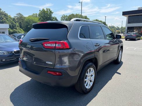 Used 2017 Jeep Cherokee Latitude w/ Cold Weather Group AWD/4WD image 4