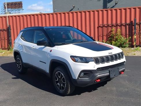 Used 2025 Jeep Compass Trailhawk AWD/4WD image 8