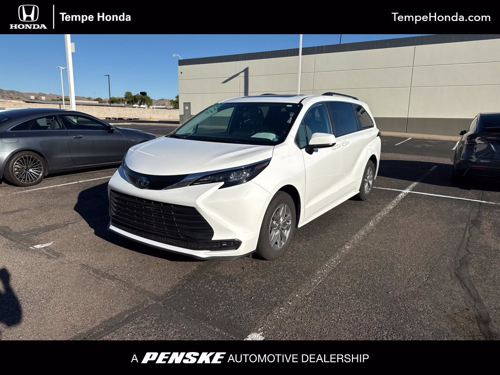 Used 2025 Toyota Sienna LE w/ LE Plus Package FWD image 1