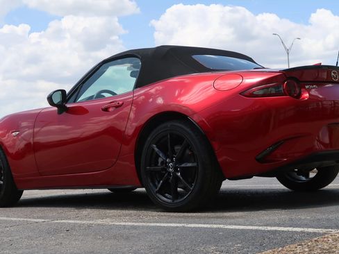Used 2021 MAZDA MX-5 Miata Club RWD image 13