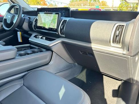 New 2025 Ford Expedition Active image 15