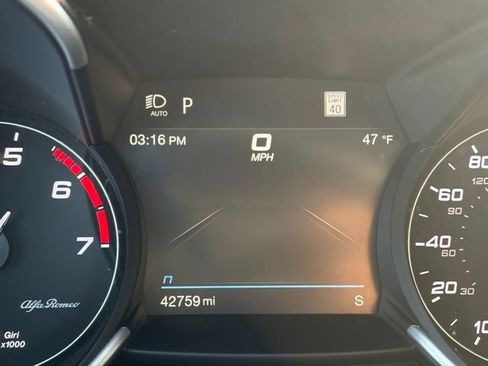 Used 2022 Alfa Romeo Giulia Veloce image 27