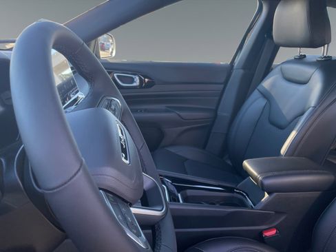 New 2026 Jeep Compass Latitude image 9