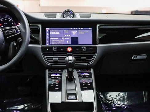 Certified 2025 Porsche Macan AWD/4WD image 17