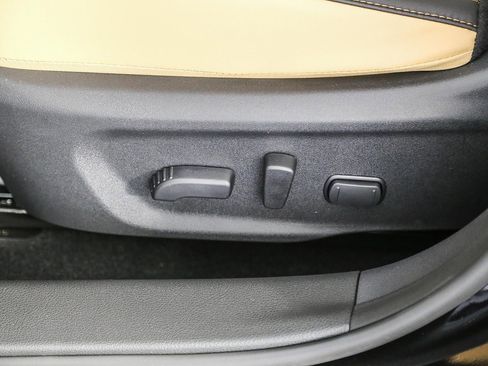 Used 2025 Nissan Sentra SV w/ SV Premium Package image 23