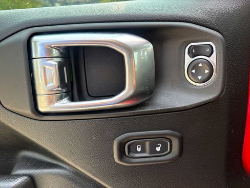 Used 2025 Jeep Wrangler Unlimited Rubicon AWD/4WD image 14