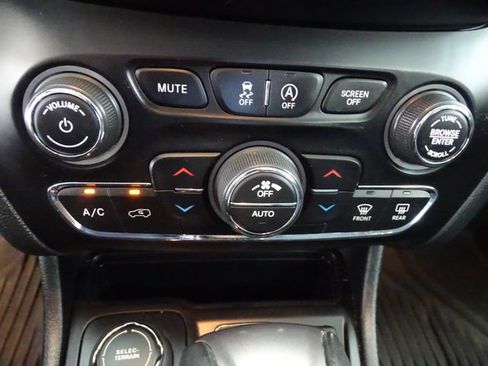 Used 2019 Jeep Cherokee Limited AWD/4WD image 14