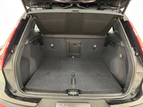 Used 2024 Volvo XC40 B5 Plus AWD/4WD image 17