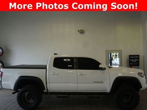 Used 2022 Toyota Tacoma TRD Off-Road AWD/4WD image 2