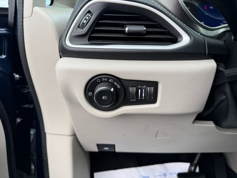 Used 2023 Chrysler Pacifica Touring-L image 20