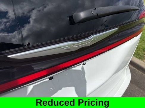 Used 2023 Chrysler Pacifica Touring FWD image 43