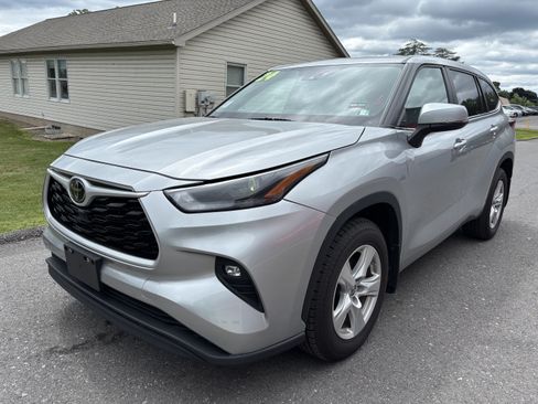 Certified 2024 Toyota Highlander LE AWD/4WD image 8