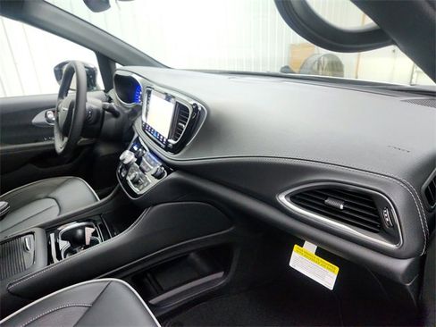 New 2026 Chrysler Pacifica Limited w/ S Appearance Package image 39