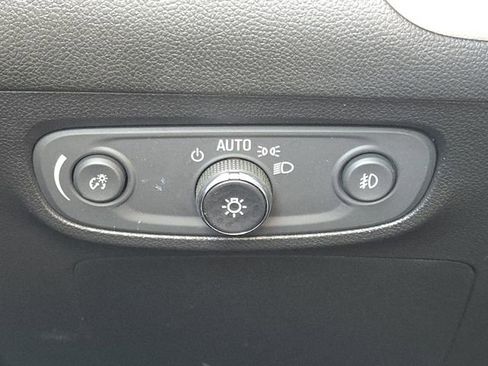 Used 2020 Buick Encore GX Essence image 12