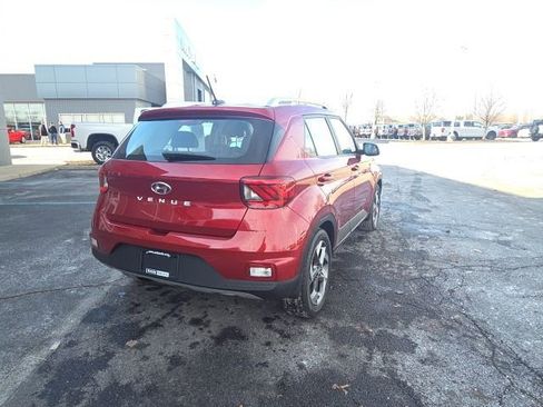 Used 2024 Hyundai Venue SEL image 3