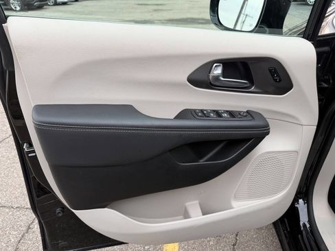 Used 2024 Chrysler Pacifica Touring-L image 10