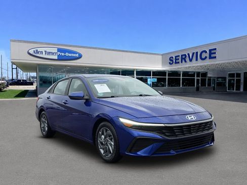 Certified 2024 Hyundai Elantra SEL FWD image 2