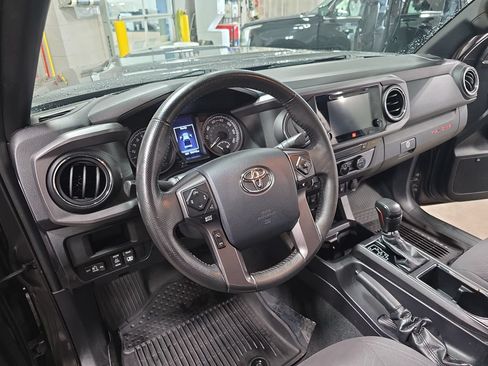 Used 2017 Toyota Tacoma TRD Sport AWD/4WD image 16