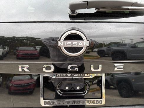 Used 2023 Nissan Rogue SV image 10