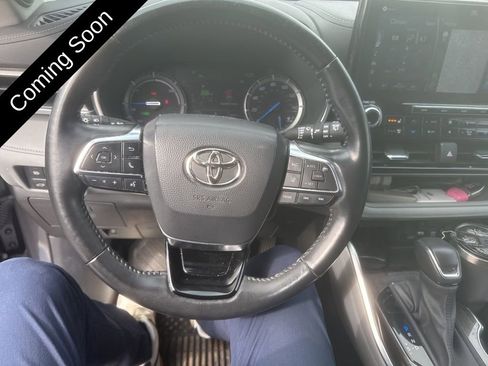Used 2021 Toyota Highlander Limited image 19