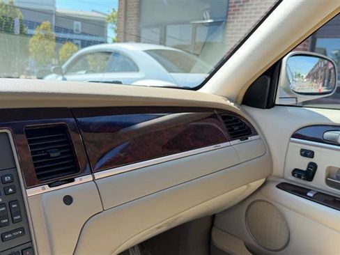 Used 2011 Lincoln Town Car Signature Limited RWD image 34
