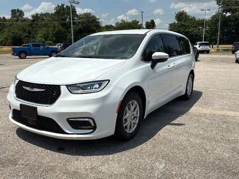 Used 2023 Chrysler Pacifica Touring-L FWD image 1