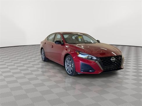 Certified 2024 Nissan Altima 2.0 SR image 2