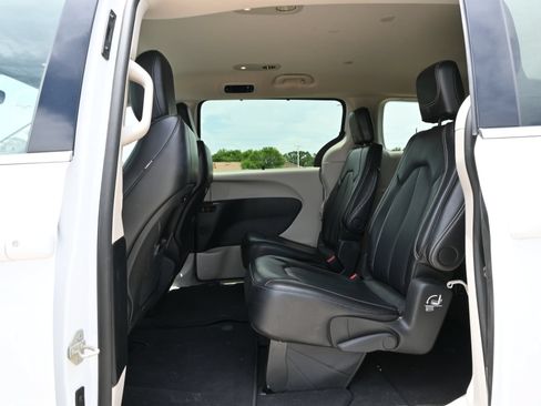 Used 2024 Chrysler Pacifica Touring-L FWD image 21