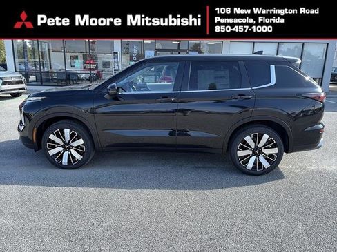 New 2025 Mitsubishi Outlander SE image 1