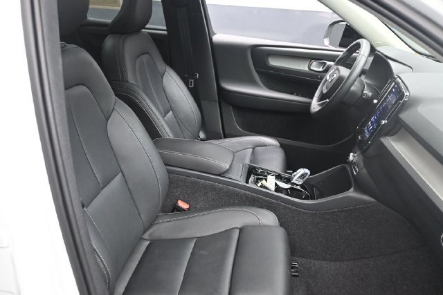 Used 2025 Volvo XC40 B5 Ultra AWD/4WD image 30