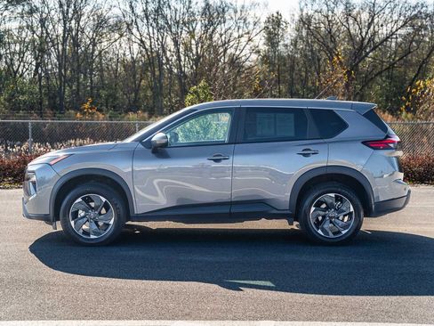 Used 2024 Nissan Rogue SV image 4
