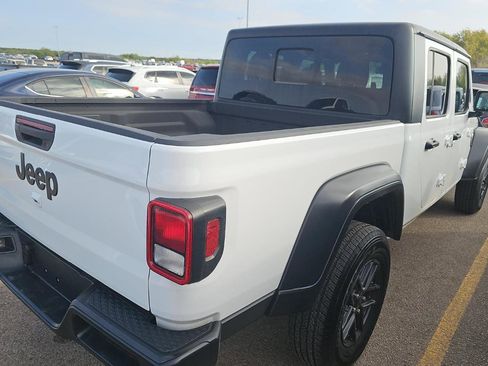 Used 2025 Jeep Gladiator Sport image 4
