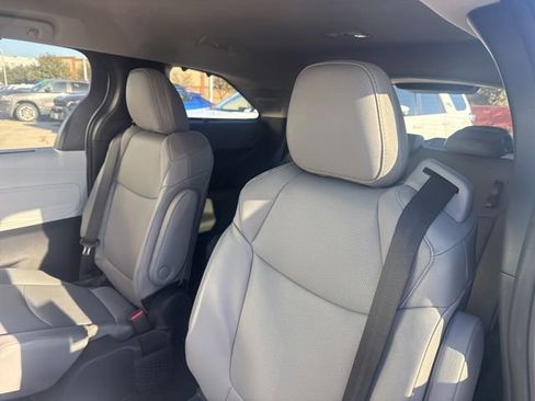 Used 2026 Toyota Sienna XLE image 10