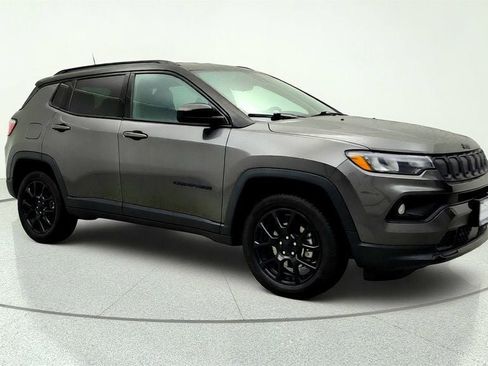 Used 2022 Jeep Compass Latitude AWD/4WD image 3