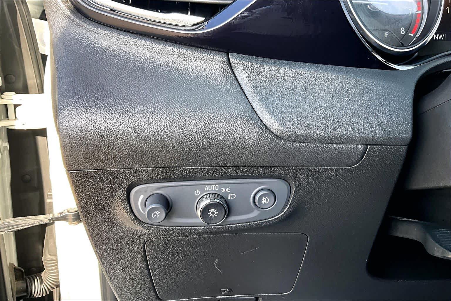 Used 2022 Buick Encore GX Select w/ Sport Touring Package FWD image 35