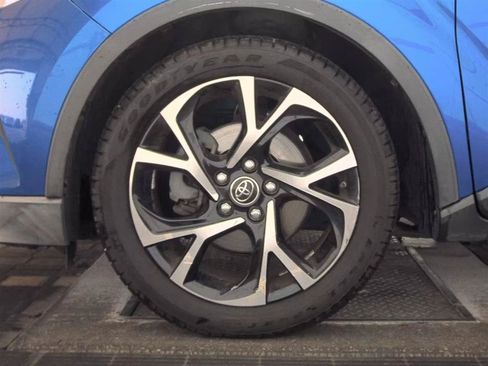 Used 2019 Toyota C-HR XLE FWD image 9