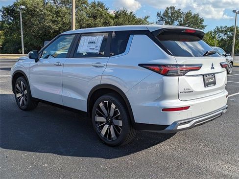 New 2025 Mitsubishi Outlander SE image 7