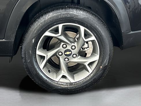 Used 2025 Chevrolet Trax LT w/ LT Convenience Package image 9