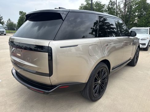 Used 2025 Land Rover Range Rover SE AWD/4WD image 4