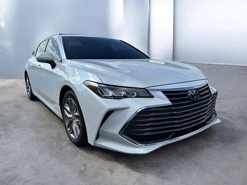 Used 2019 Toyota Avalon XLE w/ Moonroof Package image 2