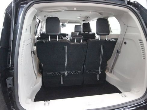 Used 2023 Chrysler Pacifica Touring-L image 6