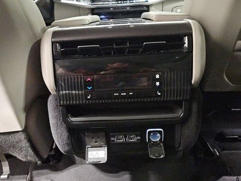 Used 2024 Jeep Wagoneer 4WD w/ Convenience Group I image 28