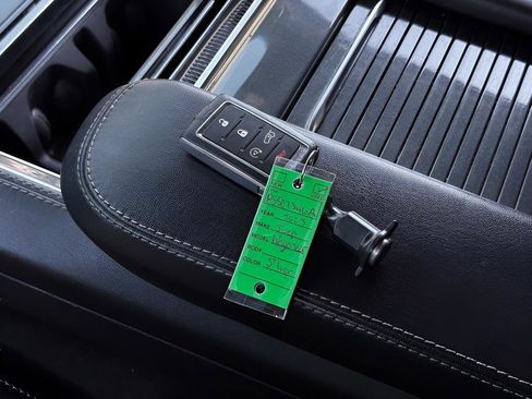 Used 2023 Jeep Wagoneer 4WD w/ Premium Group I image 28