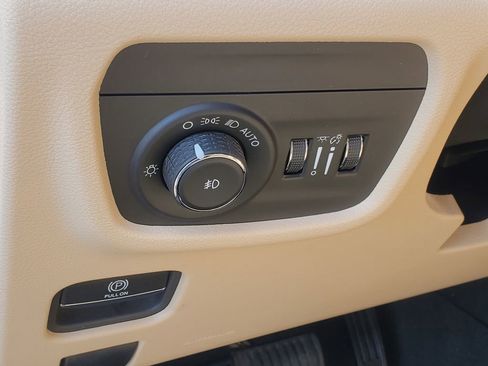 Used 2024 Jeep Grand Cherokee Limited image 17