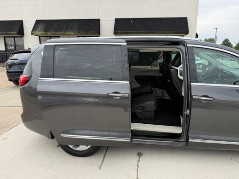 Used 2017 Chrysler Pacifica Touring-L Plus FWD image 22